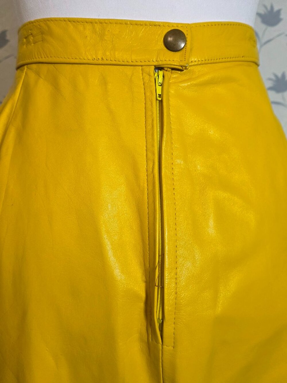 Vintage 80s High Waisted Mustard Yellow Leather Pencil Skirt - Size 10 - Picture 8 of 8